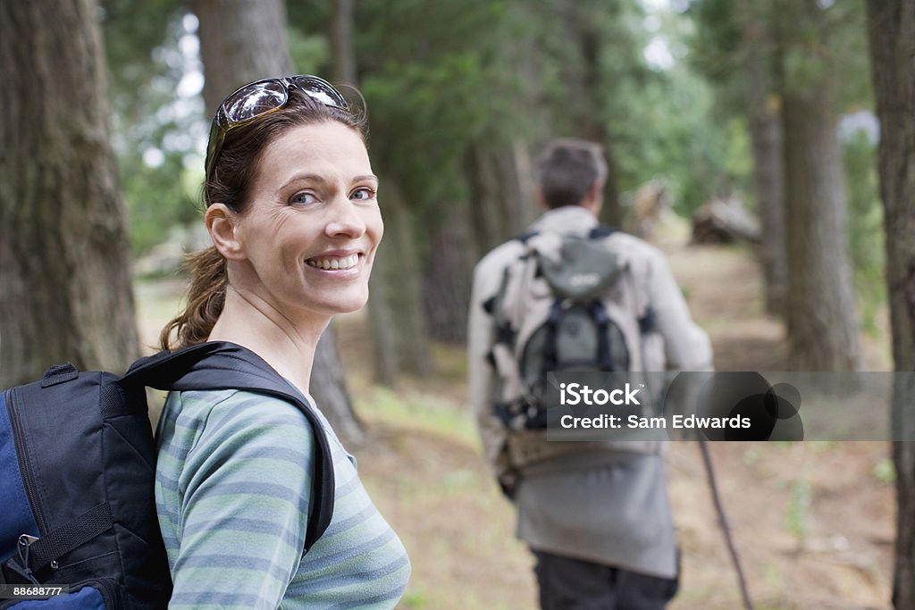 Paio di escursioni nella foresta - Foto stock royalty-free di Escursionismo