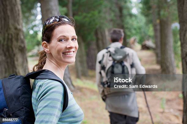 Paio Di Escursioni Nella Foresta - Fotografie stock e altre immagini di Escursionismo - Escursionismo, Camminare, Sentiero