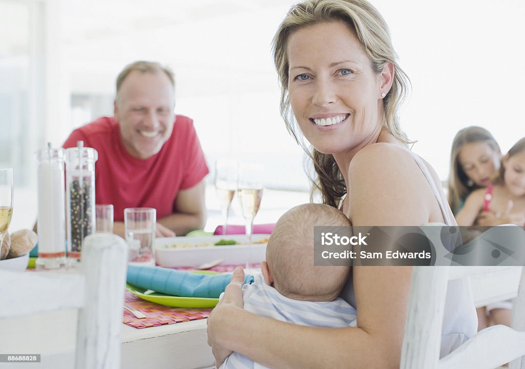 Rodzina jedzenie obiad razem - Zbiór zdjęć royalty-free (Matka)