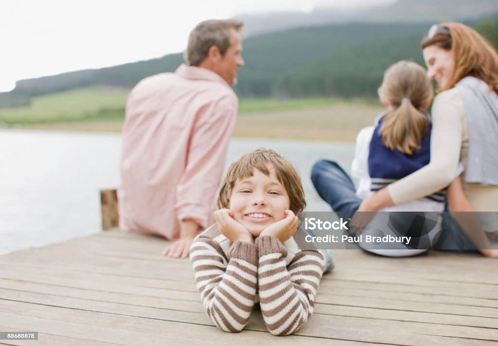 Familie sitzt auf dem pier von lake - Lizenzfrei 35-39 Jahre Stock-Foto