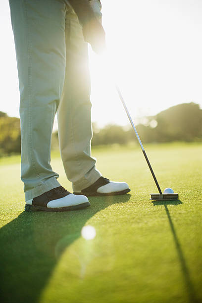 男性パターとゴルフ - golf golf course putting men ストックフォトと画像