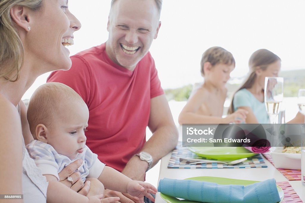 Семья ест обед на открытом воз�духе - Стоковые фото Двое родителей роялти-фри
