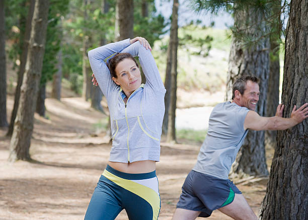 casal de alongamento ativo na área remota - couple stretching running jogging - fotografias e filmes do acervo