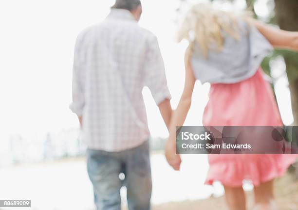 Photo libre de droit de Couple Tenant Les Mains À Lextérieur banque d'images et plus d'images libres de droit de Marcher - Marcher, Vue de dos, 25-29 ans