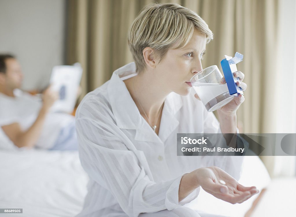 Femme malade prenant Antiacide - Photo de Prendre un médicament libre de droits