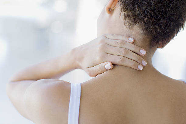 donna strofinare mal di collo - back rear view pain backache foto e immagini stock