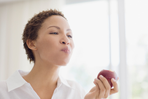 Mujer comiendo manzana photo