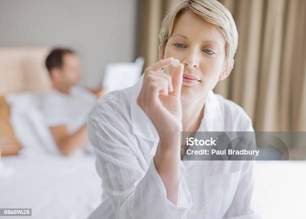Kobieta Patrząc Na Tabletki - zdjęcia stockowe i więcej obrazów Kwas acetylosalicylowy - Kwas acetylosalicylowy, Suplement diety, Kobiety