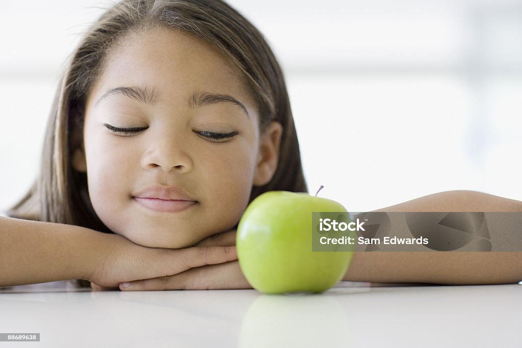 Mädchen Blick in die apple - Lizenzfrei Hungrig Stock-Foto