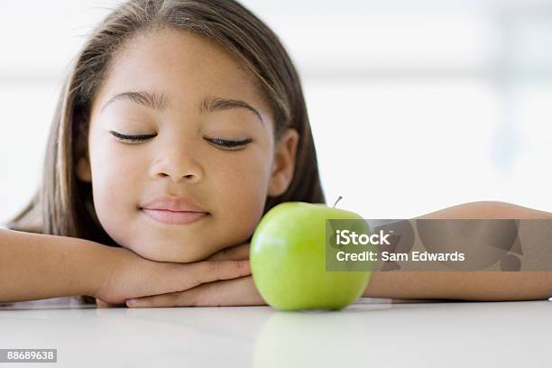 Mädchen Blick In Die Apple Stockfoto und mehr Bilder von Hungrig - Hungrig, Kind, 8-9 Jahre