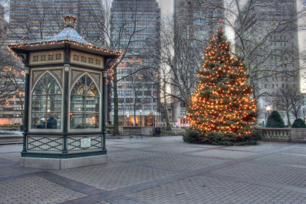 istock Christmas Tree in Rittenhouse Square in Philadelphia 886897616