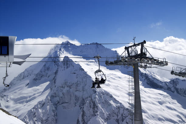 istock Ropeway at ski resort in sun day 886907822