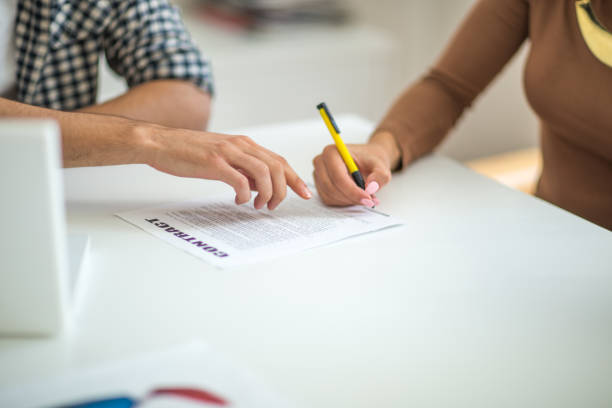 istock Signing the business contract 886918582