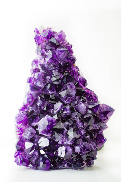 cerca de cristal grande de amatista violeta semipreciosa - amethyst fotografías e imágenes de stock