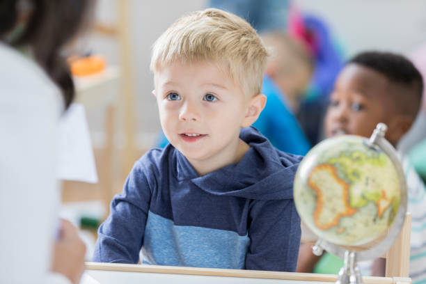 istock Little boy learns with flash cards at preschool 886934200