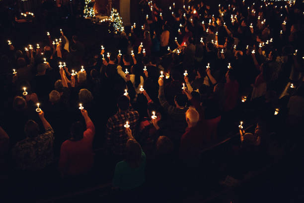 service d’église aux chandelles le soir de noël - messe photos et images de collection