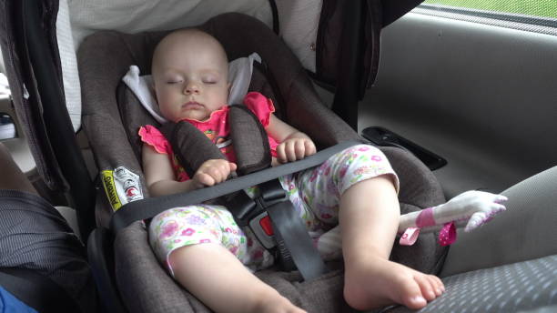 menina dormindo na cadeirinha do carro - dreams baby lying on back child - fotografias e filmes do acervo