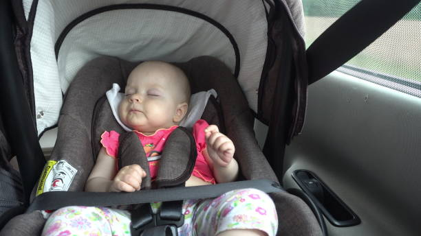 子供車の座席で寝ている女の赤ちゃん - 4593 ストックフォトと画像