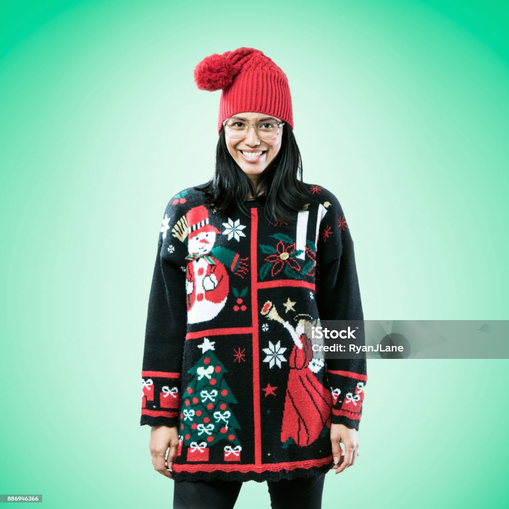 Weihnachten-Pullover-Frau auf grünem Hintergrund - Lizenzfrei Weihnachtspullover Stock-Foto