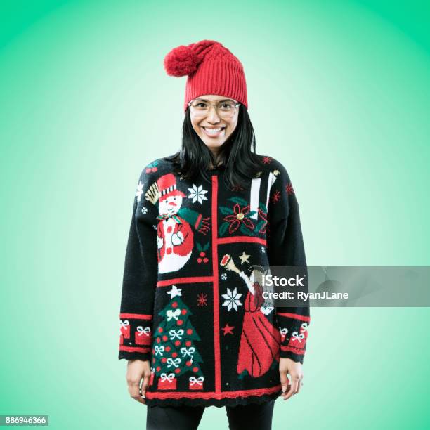 Weihnachtenpulloverfrau Auf Grünem Hintergrund Stockfoto und mehr Bilder von Weihnachtspullover - Weihnachtspullover, Häßlichkeit, Weihnachten