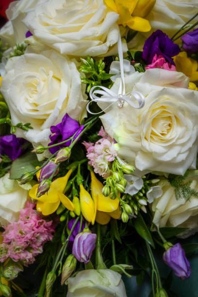 istock Cream roses and yellow buttercups 886949250
