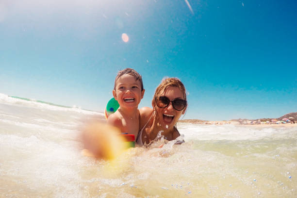 海の水を楽しむ - beach mother family playful ストックフォトと画像