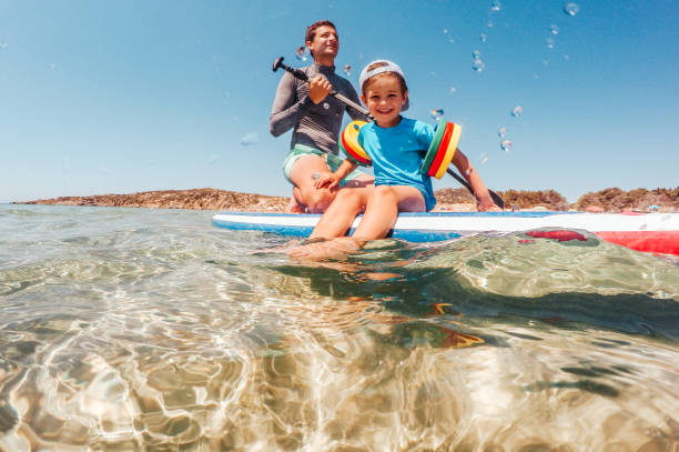 paddleboard ensemble - exercising wetsuit people expressing positivity photos et images de collection