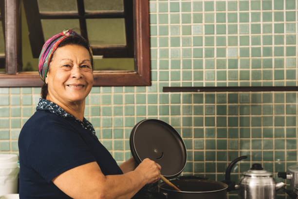 cozinhar na cozinha - mãe dona de casa - fotografias e filmes do acervo