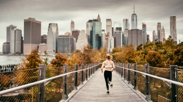 correr de manhã em nova york - overcast day new york city manhattan - fotografias e filmes do acervo