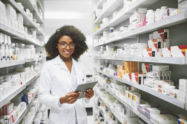 wir haben alle medikamente, die jemand jemals brauchen würde - apotheke fotos stock-fotos und bilder