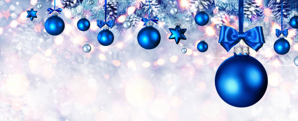 blue christmas balls hanging at fir branches - christmas lights wreath christmas blue imagens e fotografias de stock