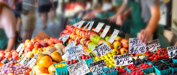 frutas con precios de etiquetas. - moored fotografías e imágenes de stock