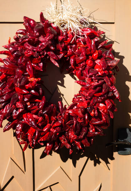 santa fe stil: adventskranz chilischote girlanden an tür - wreath chili pepper pepper ristra stock-fotos und bilder