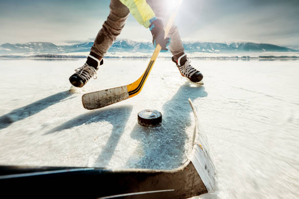 eishockey-spiel moment - winter sport team sport hockey puck sport stock-fotos und bilder