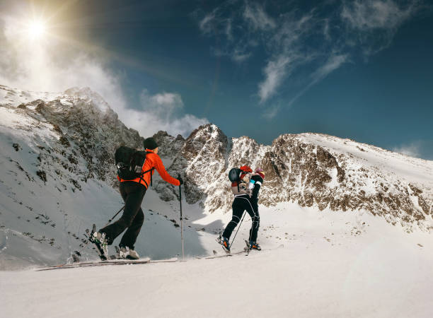 due sciatori donne ssorsiranno sulla cima della montagna - carpathian mountain range adventure mountain peak mountain foto e immagini stock