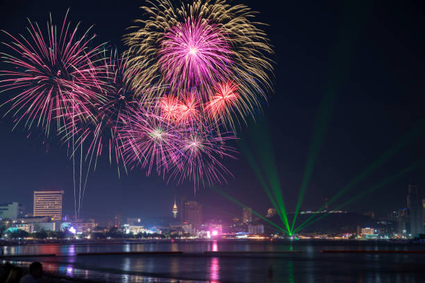 아름 다운 불꽃 축제 밤, 강에 보여주는 표시 - laser firework display performance showing 뉴스 사진 이미지