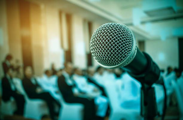 audiencia escuchar discurso de altavoz en la sala hall o seminario con desenfoque de fondo de gente ligera. seminario forma de instrucción académica, ofrecida por la organización comercial o profesional. - discurso principal fotografías e imágenes de stock