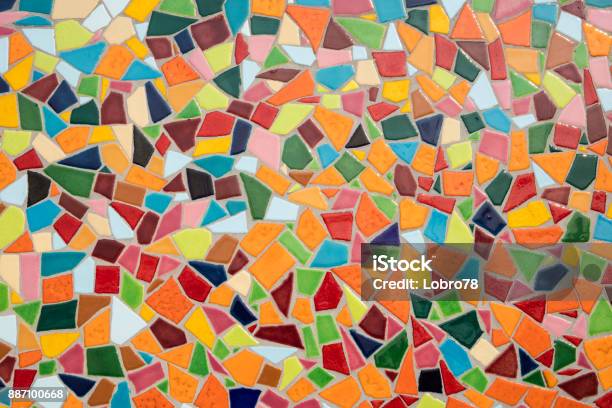 Detalle De Un Mosaico De Cristal Multicolor Foto de stock y más banco de imágenes de Mosaico - Mosaico, Baldosa, Colorido