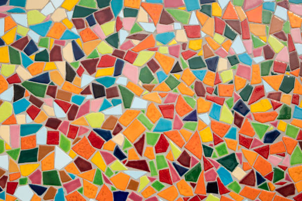 détail d’une mosaïque de verre multicolores - mosaic photos et images de collection