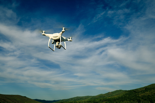 Drone volando en el aire sobre el bosque photo