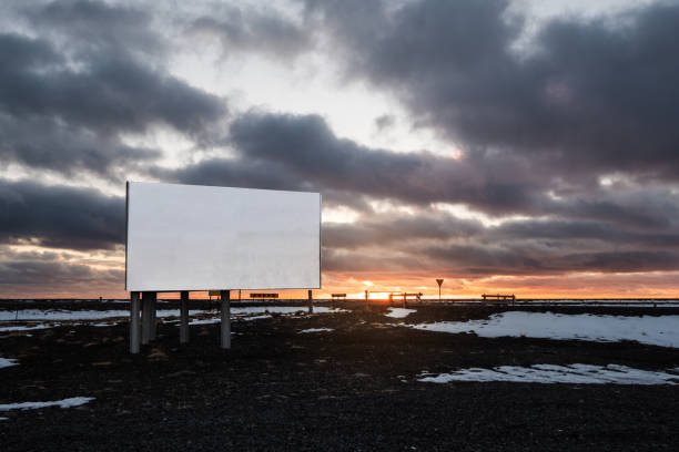 outdoor em branco com negro por do sol no inverno no campo - rural scene winter outdoors horizontal - fotografias e filmes do acervo