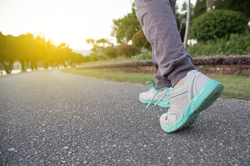 Camino hacia el éxito, corriendo en el camino con zapatos deportivos, estilo de vida saludable deporte mujer corriendo, mujeres piernas con zapatillas de correr por la noche preparan para maratón photo