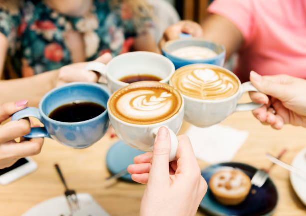 친구들과 함께 하는 커피 - coffee women friendship cafe 뉴스 사진 이미지
