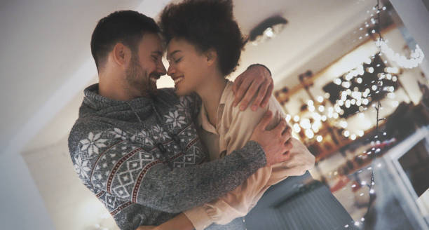noworoczna romantyczna impreza. - horizontal black and white toned image two people zdjęcia i obrazy z banku zdjęć