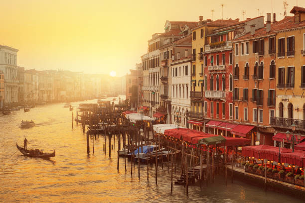 vue du grand canal du pont du rialto, venise, italie - venice italy flash photos et images de collection