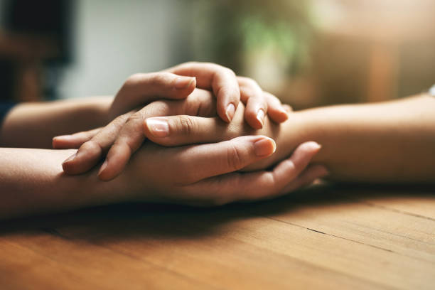 복 자들이 기꺼이 그들의 도움과 지원 제공 - assistance holding hands friendship human hand 뉴스 사진 이미지