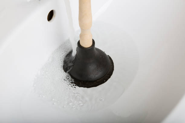 istock Suction and clogging of the sink 887235954