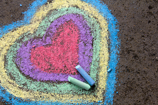 dibujo de la tiza: corazones de colores sobre asfalto photo