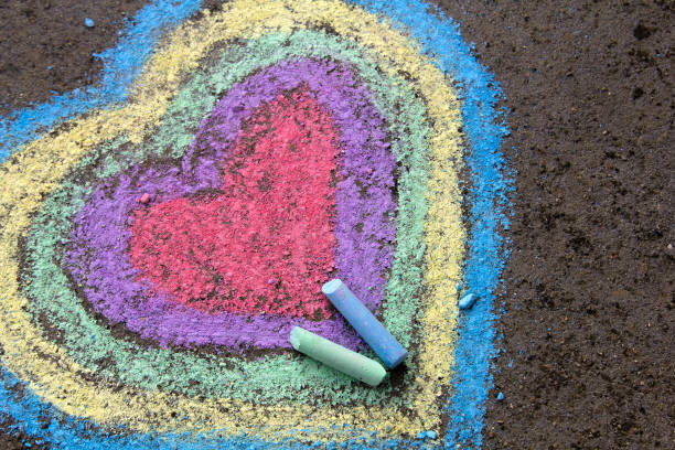dessin de craie : coeurs colorés sur l’asphalte - hand on heart photos photos et images de collection