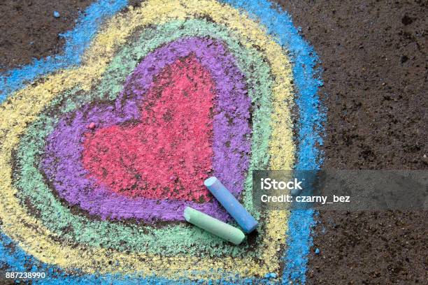 Foto de Desenho De Giz Corações Coloridas No Asfalto e mais fotos de stock de Desenho de Carvão - Desenho de Carvão, Giz - Equipamento de arte e artesanato, Símbolo do Coração